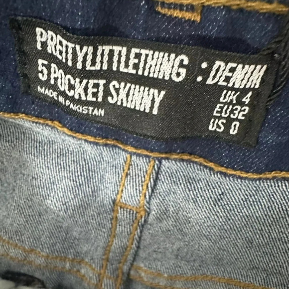 NWT PrettyLittleThing Denim Dark Wash Hi Rise 5 Pocket Skinny Jeans Sz 0 Ripped - Picture 5 of 11